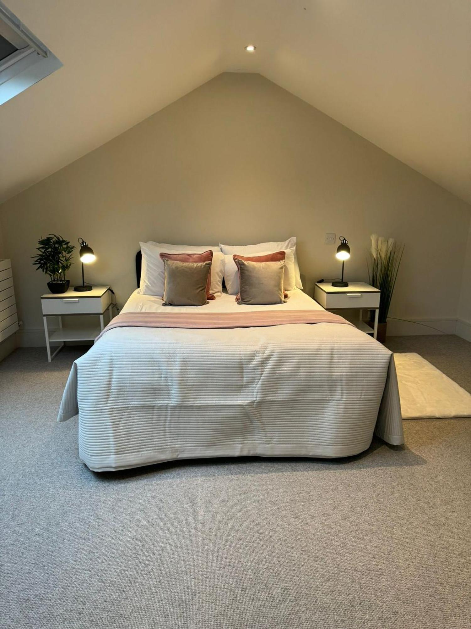 Osbourne House Pink 2 Bed, 2 And Half Bath Appartement