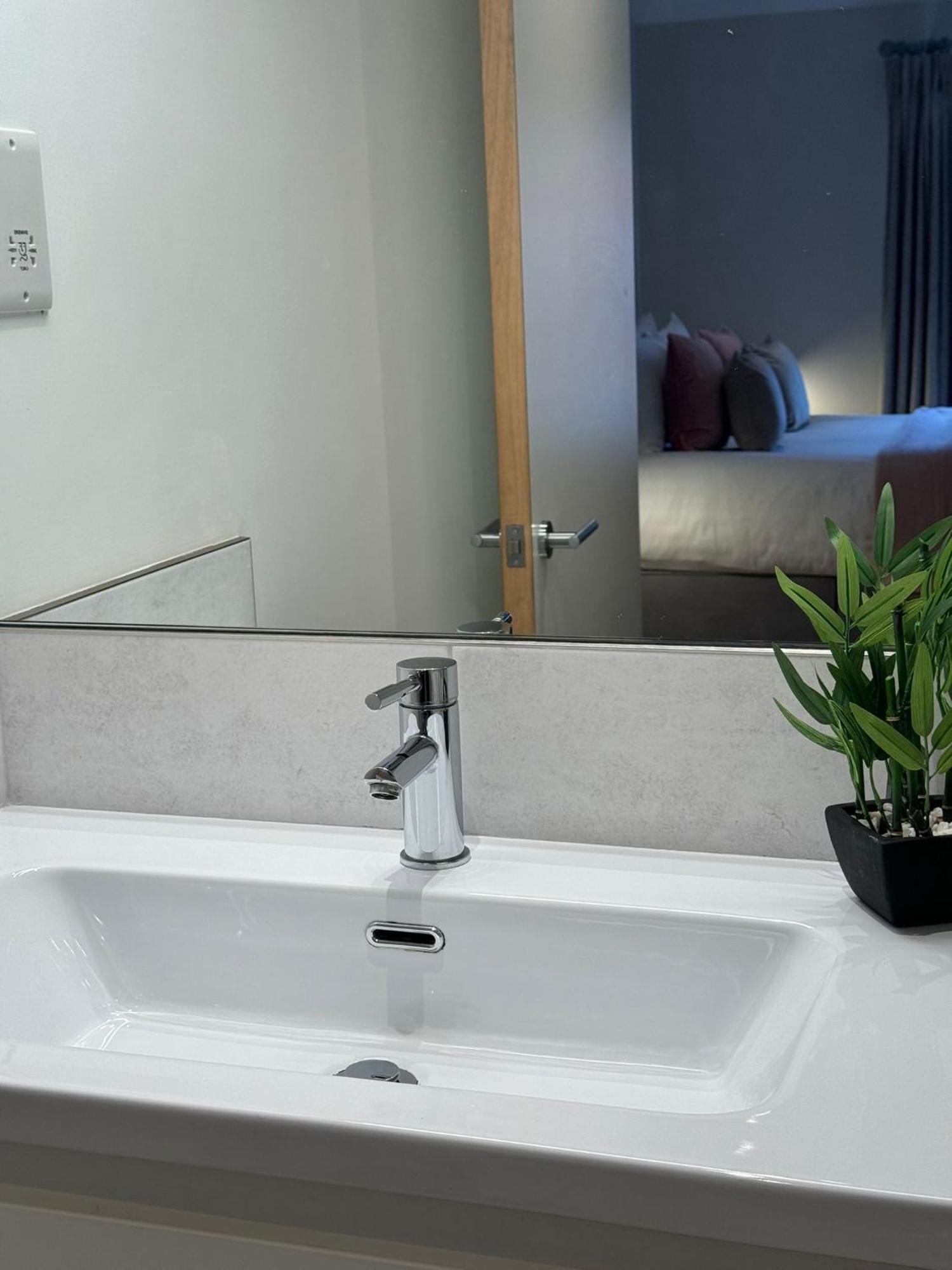 Osbourne House Pink 2 Bed, 2 And Half Bath Appartement *